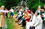 Un cours d'histoire à Guédelon avril 2007